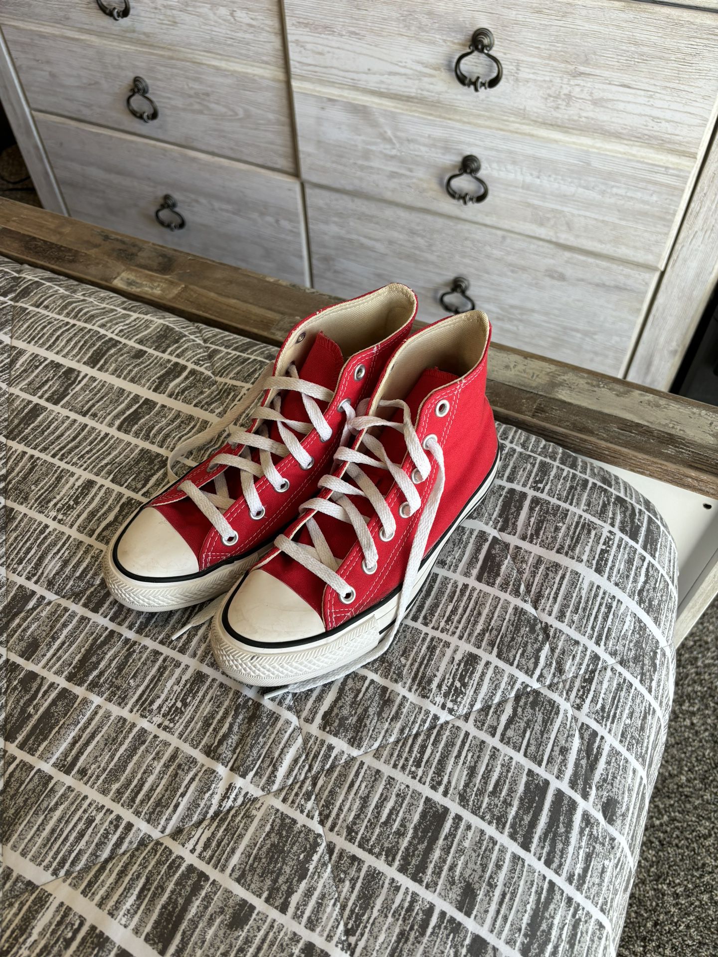 women’s red converse  Size 8