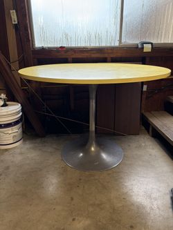 42” Knoll Tulip table