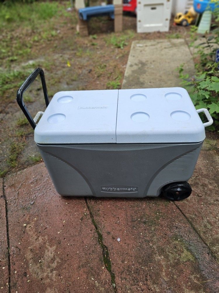 Price Is Firm.. Large 100 Cans Rolling Ice Chest By Rubbermaid