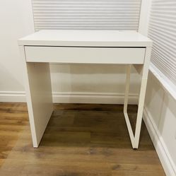 2 White Desk (D20 W29 H29.5)