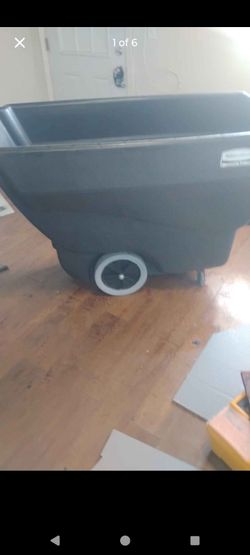 Rubbermaid Tilt Cart. Heavy Duty. 3/4 cu yd