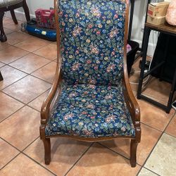 BEAUTIFUL ANTIQUE CHAIR 