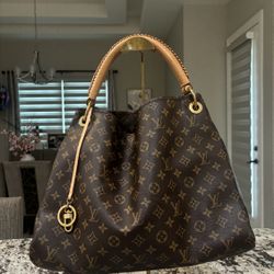 Pre Loved Great Condition LV Artsy  