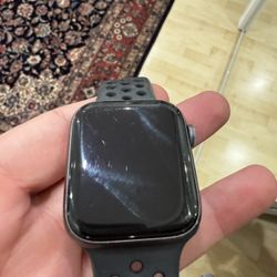 Apple Watch Series 4 WiFi /GPS. 