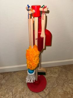 Melissa & Doug *never used* Dust Sweep Mop Wooden Cleaning  Set (Queen Creek)