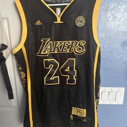 Los Angeles Lakers Kobe Bryant Jersey 24 Commemorative Black Gold Size XL Adidas 