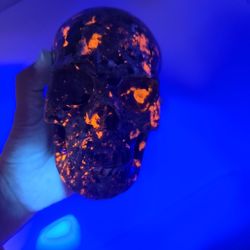 Crystal carving SKULL (Yooperlite) uv reactive