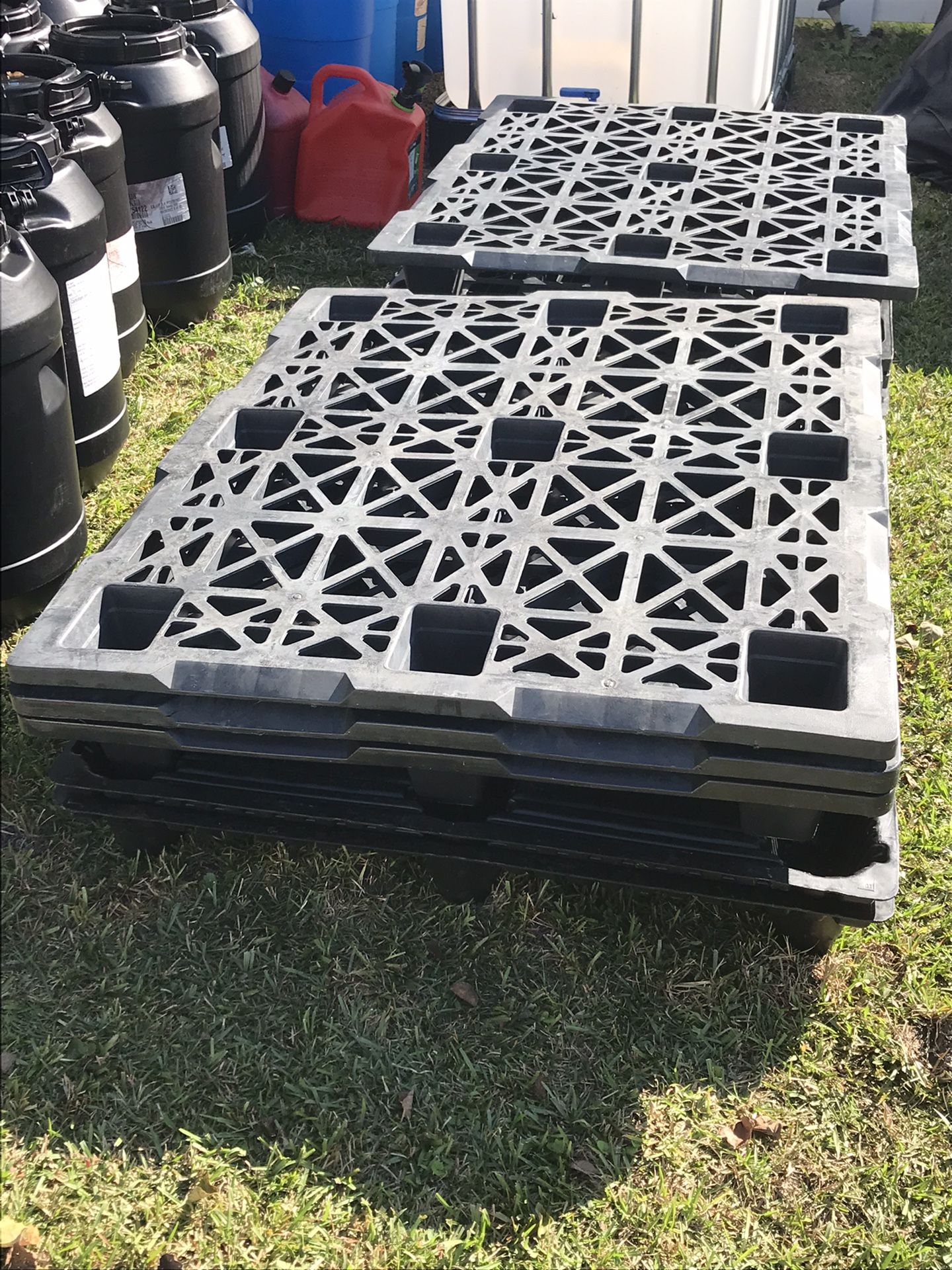 Heavy Duty Plastic Pallets $10/and Barrels 