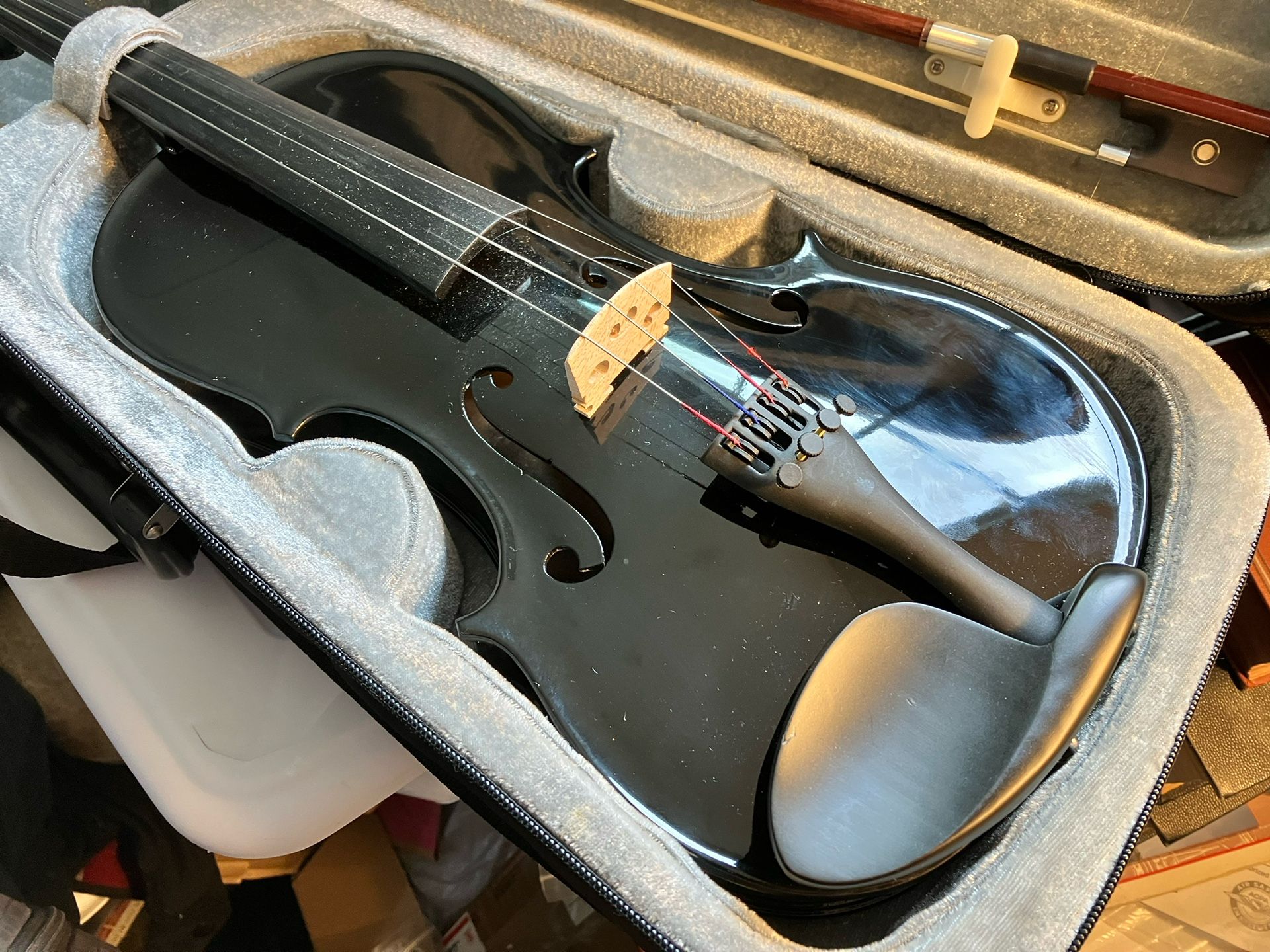 Black 4/4 Violin w/case and Shoulder Rest