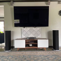 Home theatre 2.2/stereo system with 2 tower speakers from Definitive Technology