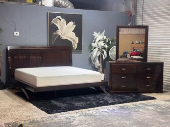 Nice King Size Bedroom Set With Memory Foam Mattress - Delivery Available
