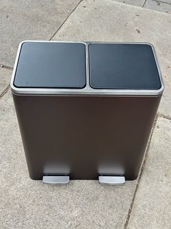 brown dual-compartment step trash can (Model: LY-07), which typically features a 16-gallon (2 x 30L) capacity, two soft-close foot pedals, separate in