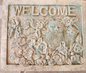 Welcome ceramic tile with kittens, light blue