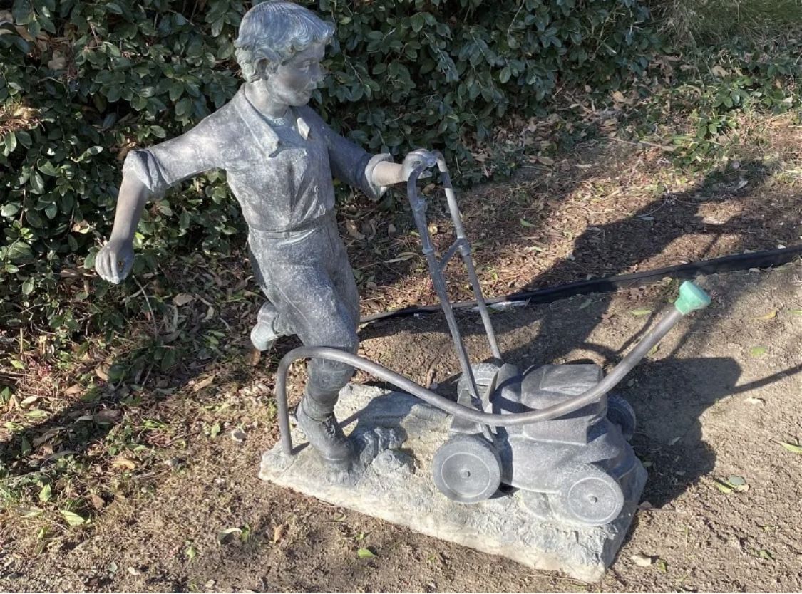 Life Size Bronze Boy Cutting Grass Bronze Sculpture Fountain 