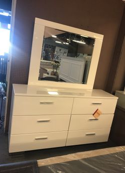 DRESSER
