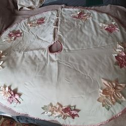 Martha Sterwart. Tree Skirt Like New