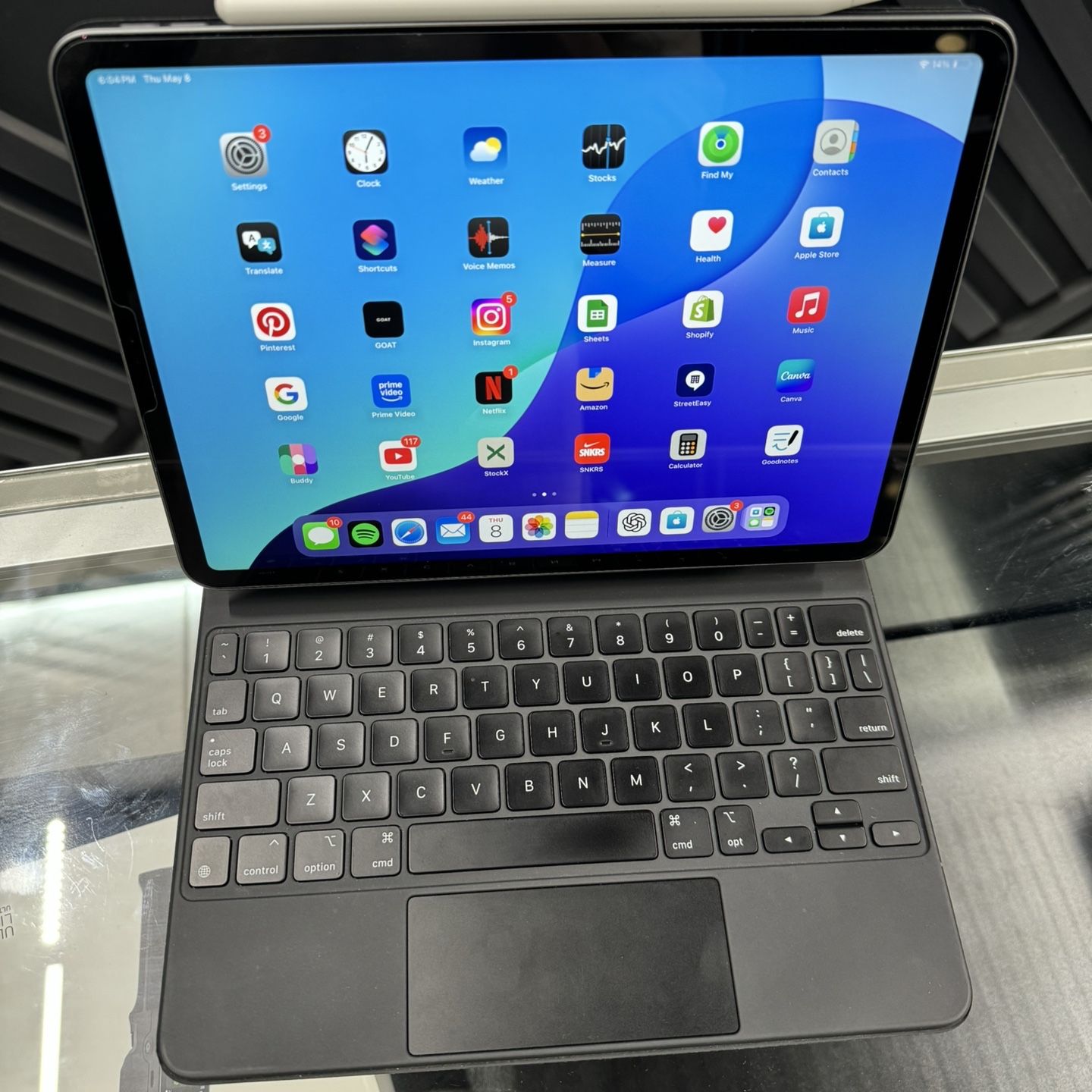 iPad Pro 11-inch (2022, 4th Gen, M2) 128GB WiFi + Magic Keyboard + 