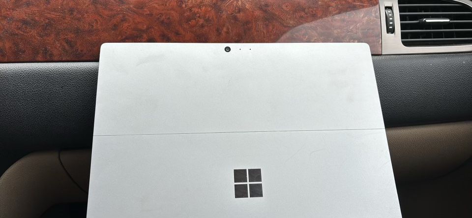 Microsoft Surface Pro 7 256GB Comes With Keyboard And Charger