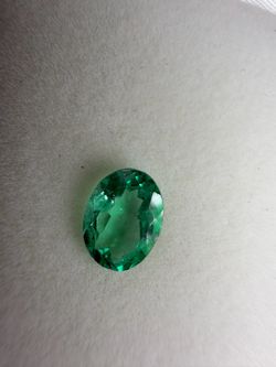 Esmeralda colombiana 1.32 CT  6.3x8.3 mm
