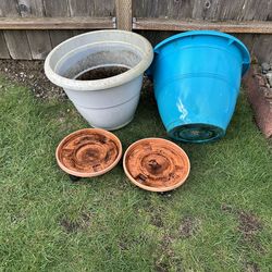 Large garden pots with coaster. Plus garden decorations   Good condition