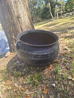 Cast iron pot