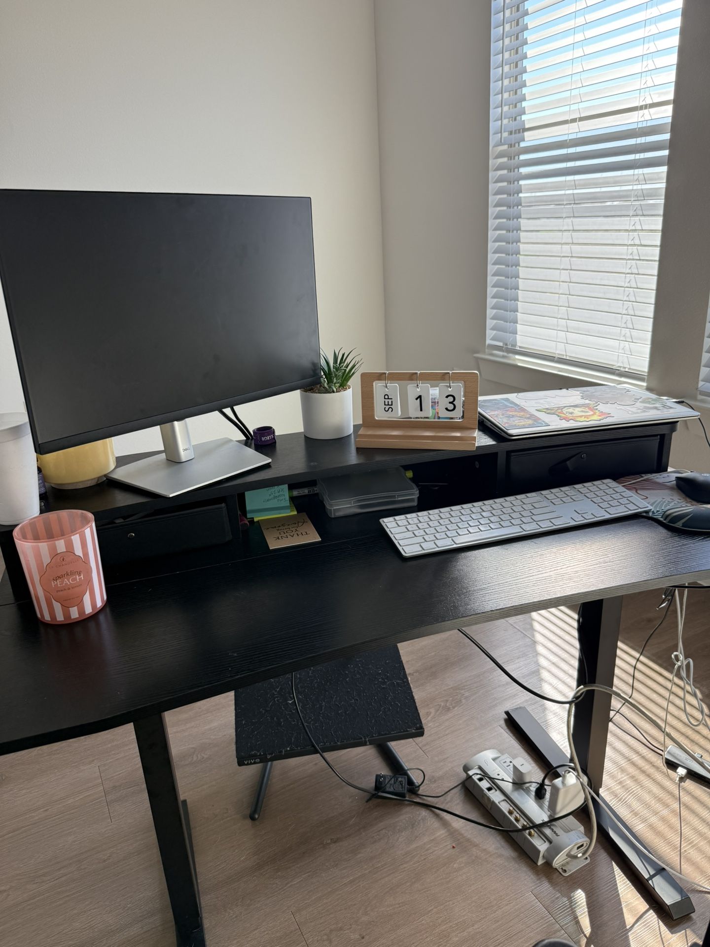 Standing desk (adjustable) 