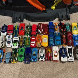 Hot Wheels Ultimate Garage + Cars