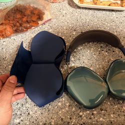 Apple AirPod max. Blue