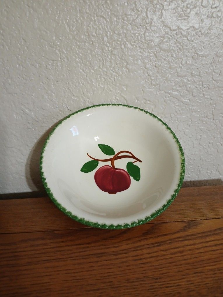 BOWL WITH A CRAB APPLE AND SCALLOPED EDGE
