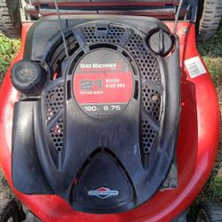 YARD MACHINES PUSH MOWER. 