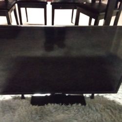 Element TV 40 Inch  60hz led TV in good condition and clear picture 
