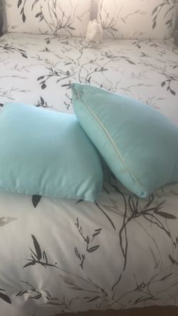 3 decorative pillows