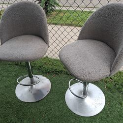 2 bar stools