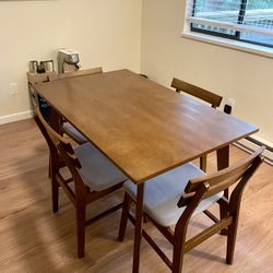 Kitchen Table Like New With 4 Chairs