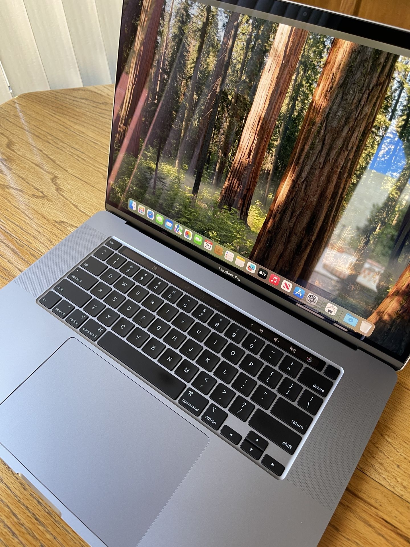 Apple MacBook Pro 2019 - i7 2.6Ghz 6 core CPU, 16GB Ram, 1TB SSD, 4GB GPU, 16-inch, 123 Cycles
