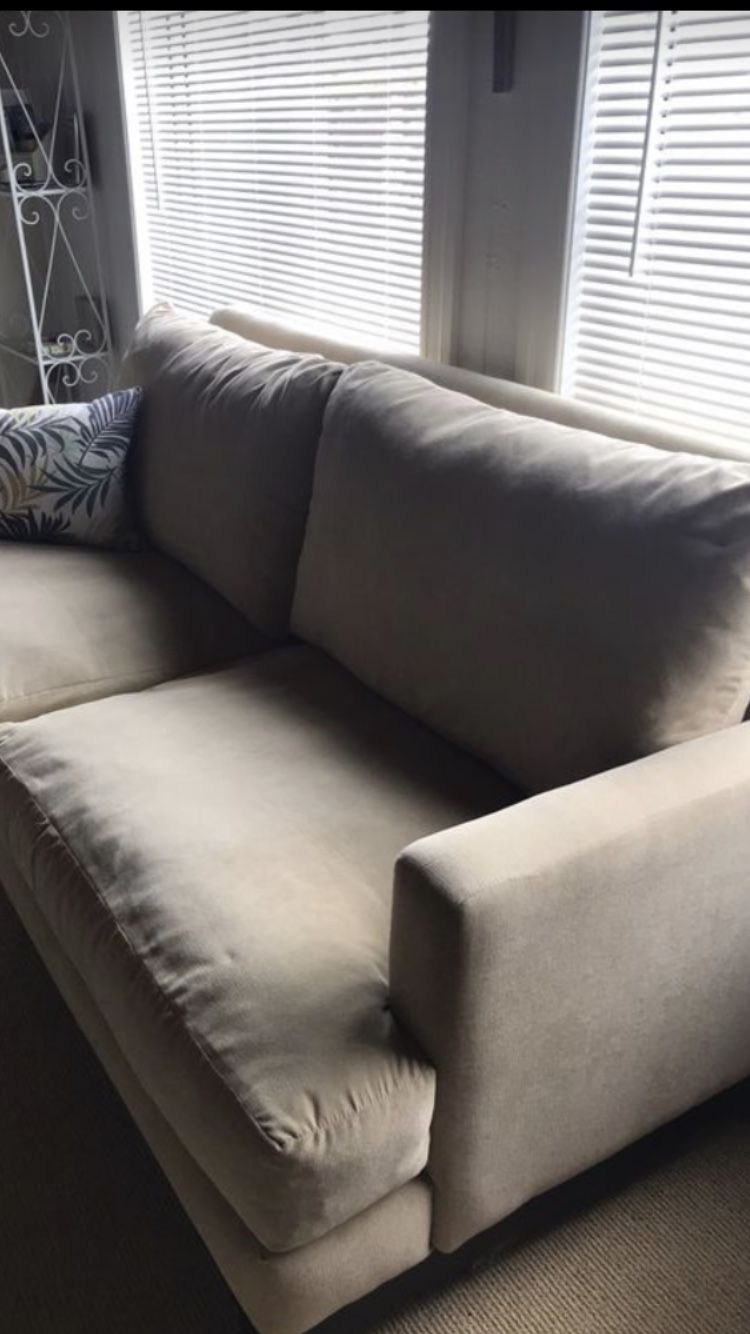 FREE MUST PICK UP TODAY (Thur 2/27, by Noon) 80” Ethan Allen Couch