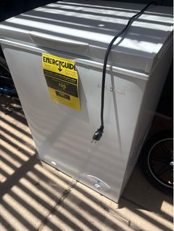 Insignia™ - 5 Cu. Ft. Garage-Ready Chest Freezer - White