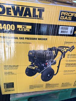 DEWALT 4400psi PRESSURE WASHER WIth Honda engine