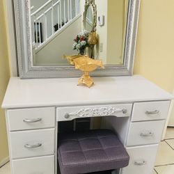Vanity Desk / Makeup 
