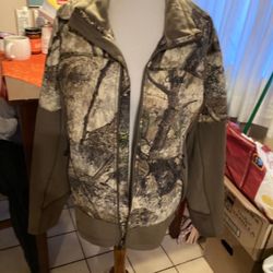 Men’s like new size, large Cabela jacket