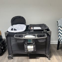 Nursery Center Baby Playard with Bassinet & Changing Table. Corralito de Bebe, cuna y mesa de cambio