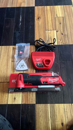 Milwaukee M12 FUEL Oscillating Multi-Tool 2526-20 + Charger