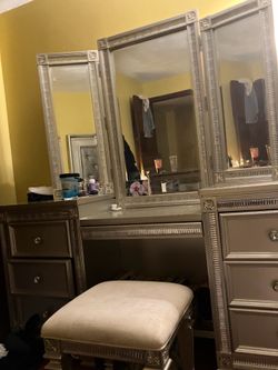 BEAUTIFUL VANITY IN MINT CONDITION