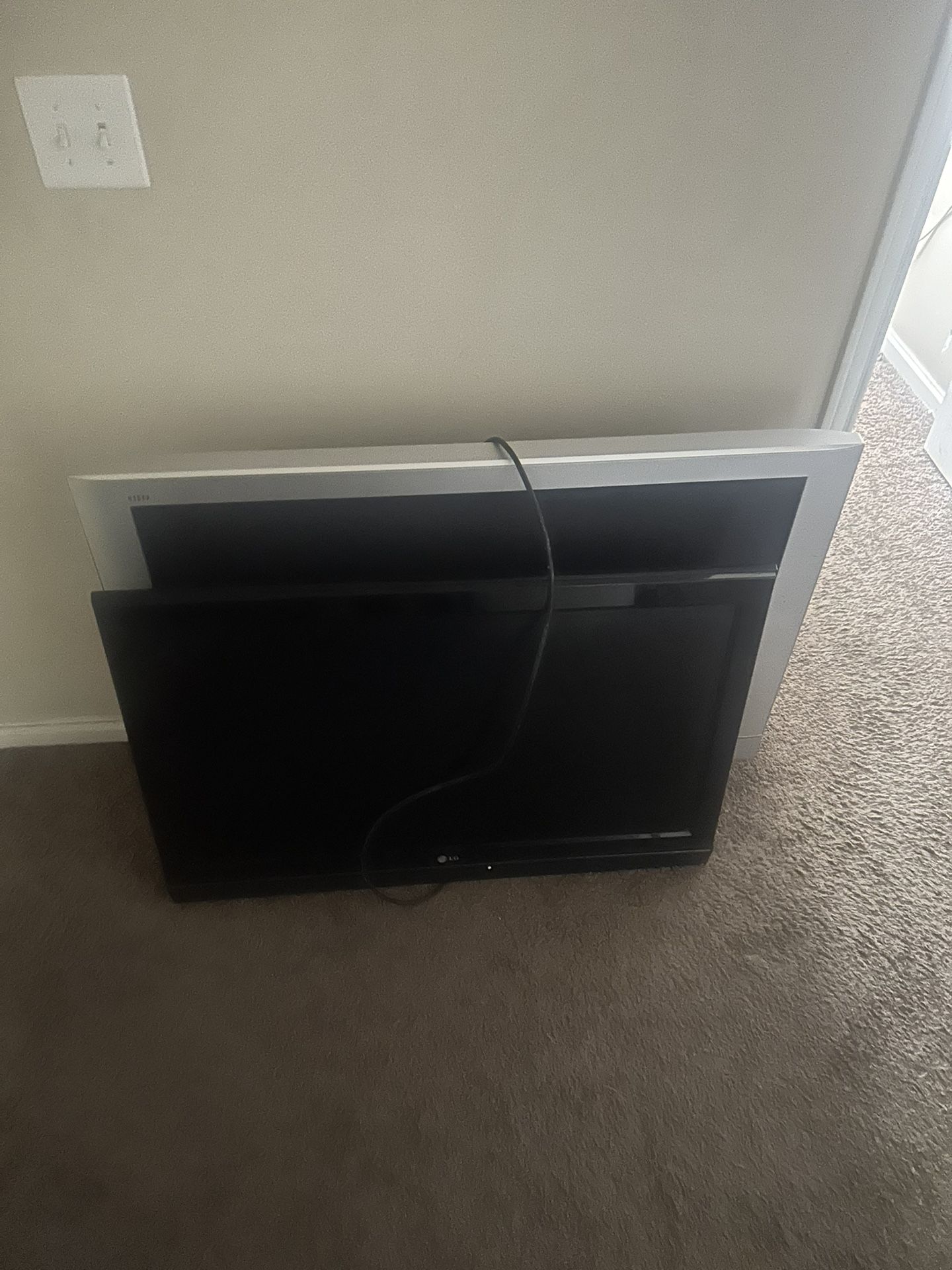 2 Flat Screens 
