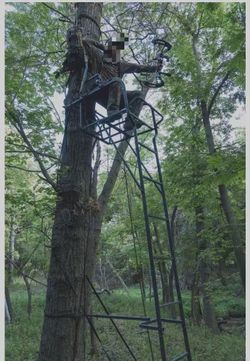 #R4  18’6” Ladder Treestand Foot Platform: 23.5” × 29” Seat: 23” × 18” Flip-Up Seat • Adjustable Padded Rail • Flip-Back Footrest Weight Capacity: 350