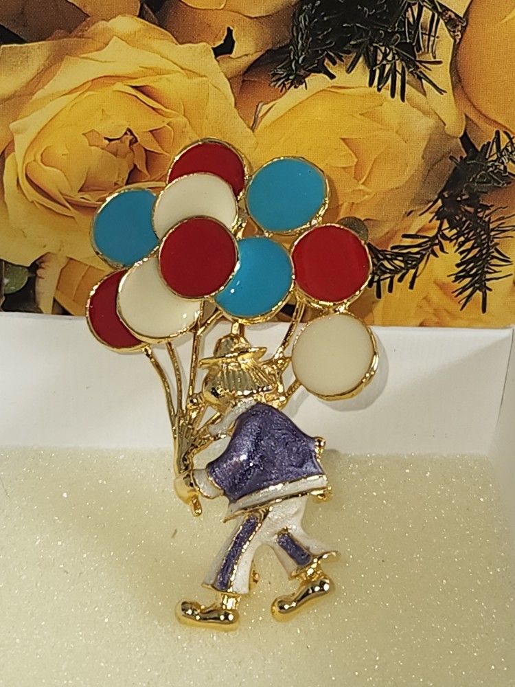 #1504 VINTAGE 10K GP CLOWN WITH BALLOONS BROOCH. 2.5"IN