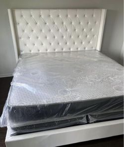 NEW MATTRESS QUEEN SIZE PLUSH WITH BOX SPRING
