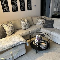 Sectional w/Chaise and 4 Matching Pillows 
