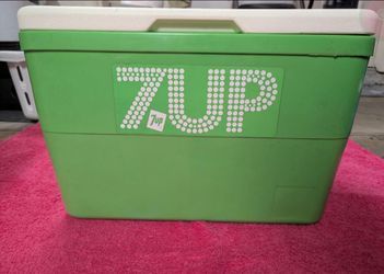 Vintage 1970 7UP coler