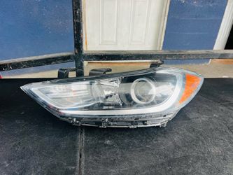 Hyundai Elantra 2017-2018 left driver side headlight Oem